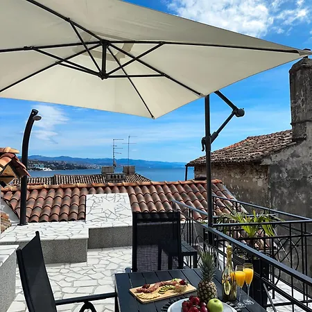 Volos, Roof Terrace, Sea View, Private Parking アパート *