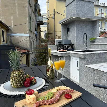 Volos, Roof Terrace, Sea View, Private Parking アパート オパティヤ